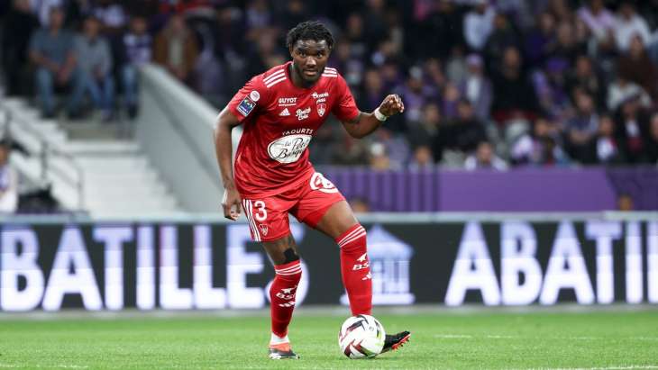 Lilian Brassier lors balle au pied (Stade Brestois) 160624