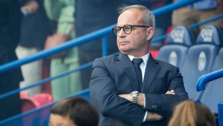Luis Campos bras croisés et regard tourné vers le mercato PSG