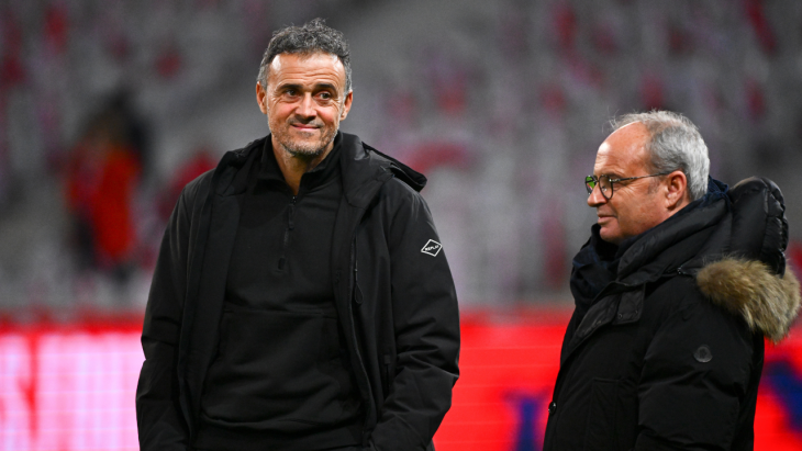 Luis-Enrique-et-Luis-Campos-qui-discutent-ensemble