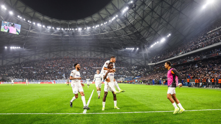 Les joueurs de l'OM célèbrent au Vélodrome