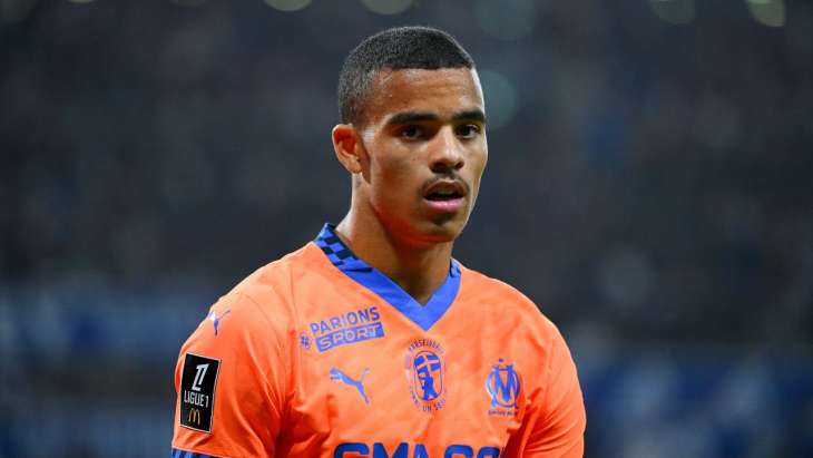 Mason Greenwood stoïque avec le maillot de l'OM sur les épaules