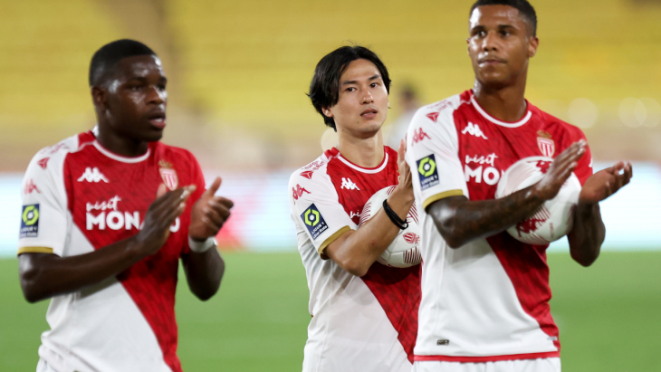Matazo, Minamino et Jakobs remercient le public après un match à Monaco