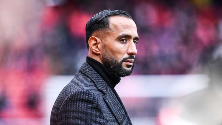 Mehid Benatia au bord de la pelouse lors de Rennes-OM