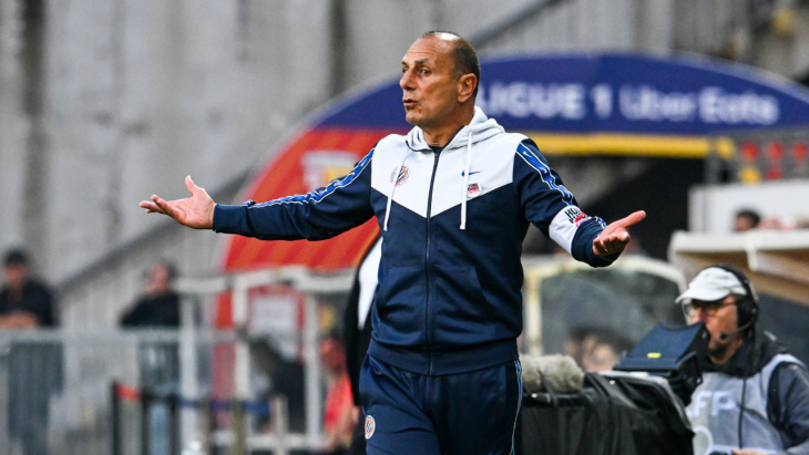 Michel-Der-Zakarian-entraineur-de-Montpellier-qui-lève-les-bras