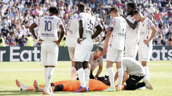 Le gardien de Clermont au sol après un jet de pétard à Montpellier