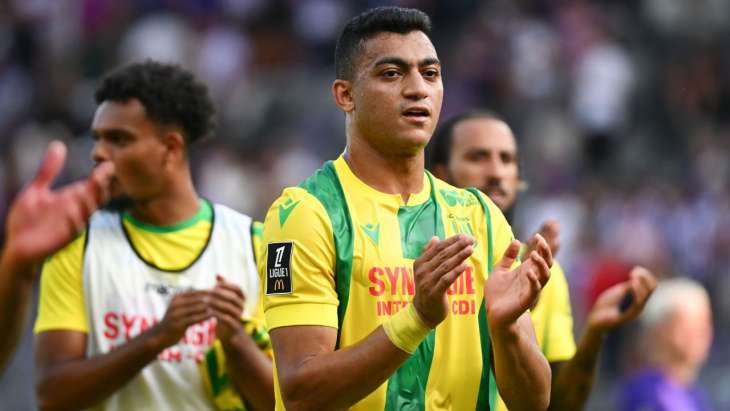 Mostafa Mohamed applaudit les supporters nantais