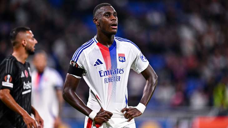 Moussa Niakthaté les mains sur les hanches avec le maillot de l'OL