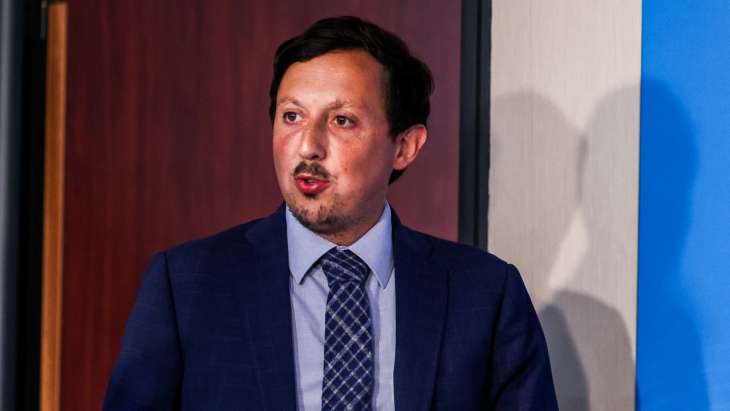 Pablo Longoria franchit la porte de la salle de conférence de presse