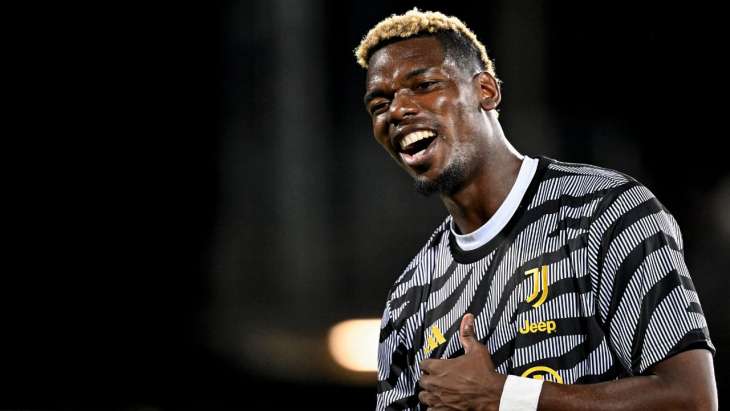 Paul Pogba qui pose, tout sourire, avec le maillot de la Juventus