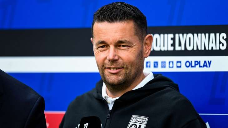 Pierre Sage tout sourire en interview