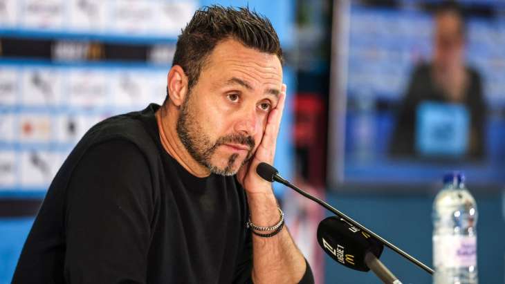 Roberto De Zerbi, l'air dépité en conférence de presse