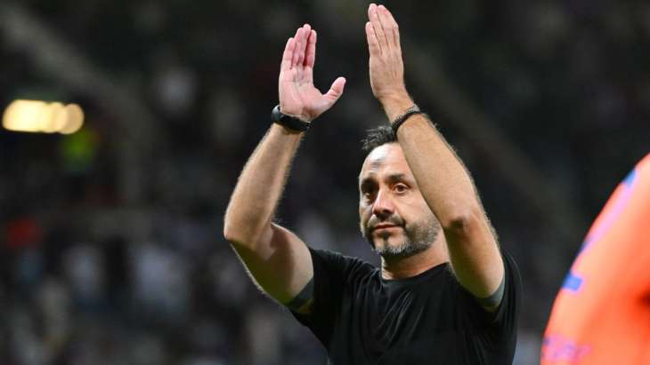 Roberto De Zerbi applaudit ses supporters après TFC-OM
