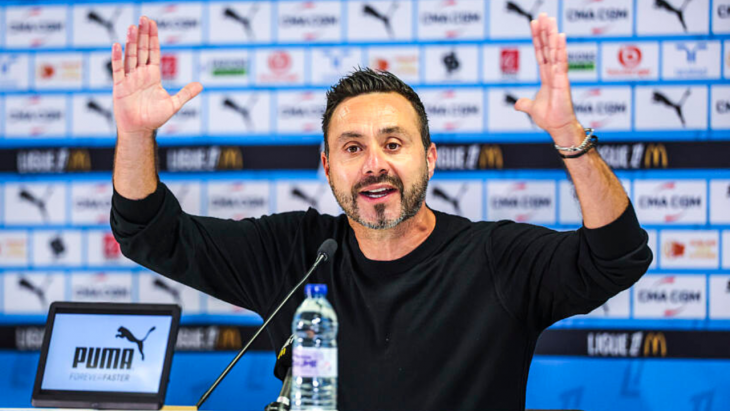 Roberto De Zerbi les bras en l'air en conférence de presse avec l'OM