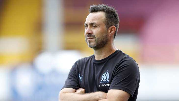 Roberto De Zerbi les bras croisés sur le banc de l'OM
