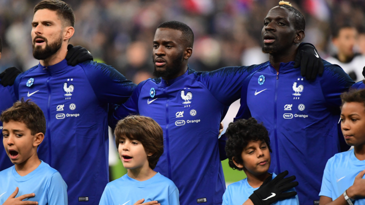 Tanguy Ndombélé, Olivier Giroud et Mamadou Sakho chantent la marseillaise en équipe de France
