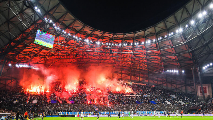 Le Stade Vélodrome à Marseille avec des fumigènes