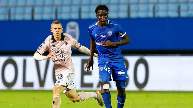 Abdoulaye Kanté (au premier plan) sous les couleurs de l'ESTAC Troyes