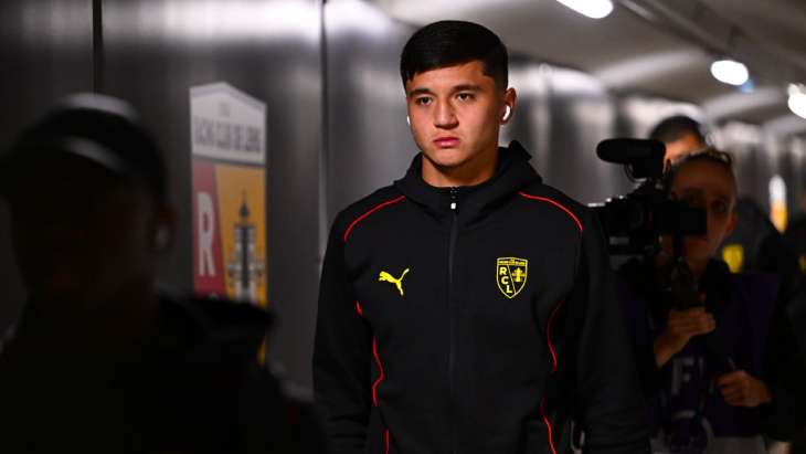 Abdukodir Khusanov dans la pénombre du tunnel de Bollaert