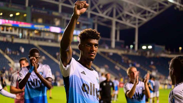 Adilson Malanda, le poing levé lors d'un match avec Charlotte en MLS.