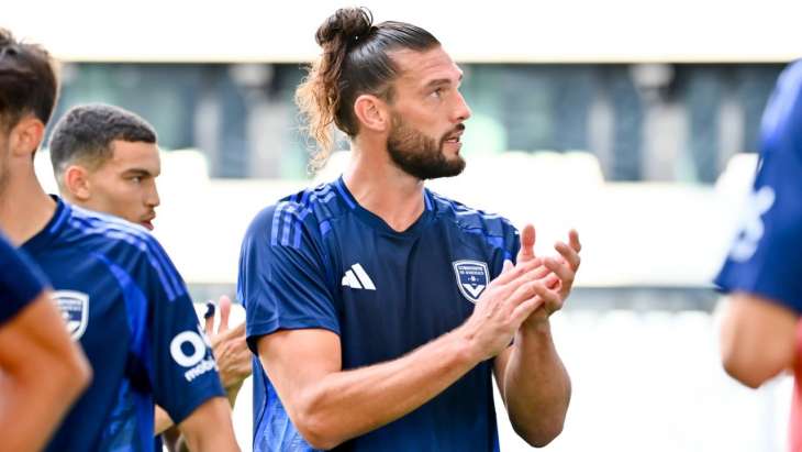 Andy Carroll applaudit le public bordelais à l'échauffement