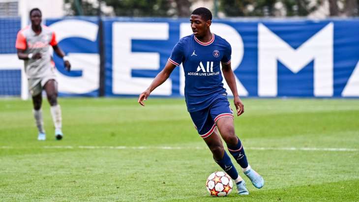 Ayman Kari, joueur du PSG, ici avec les jeunes en Youth League.
