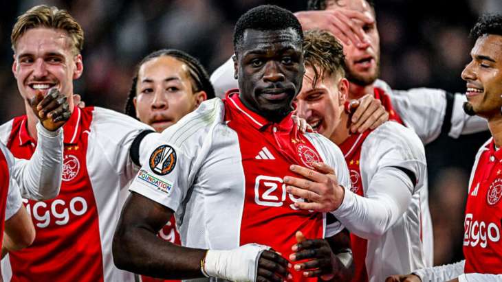 Brian Brobbey célébrant un but avec ses coéquipiers de l'Ajax Amsterdam.