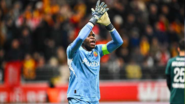 Brice Samba encourageant ses coéquipiers lors d'un match du RC Lens