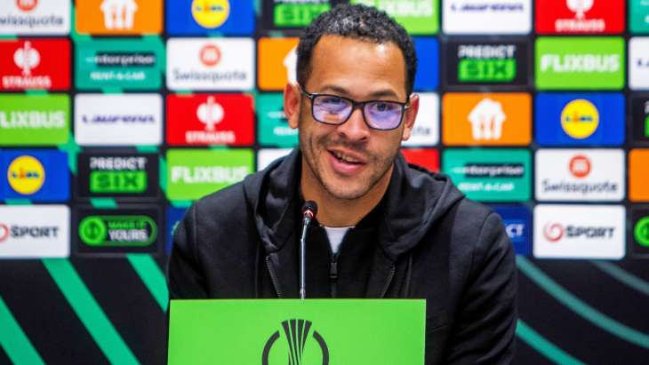 Liam Rosenior, entraîneur principal de Strasbourg, lors d'une conférence de presse après le match de la Ligue Europa Conférence de l'UEFA.
