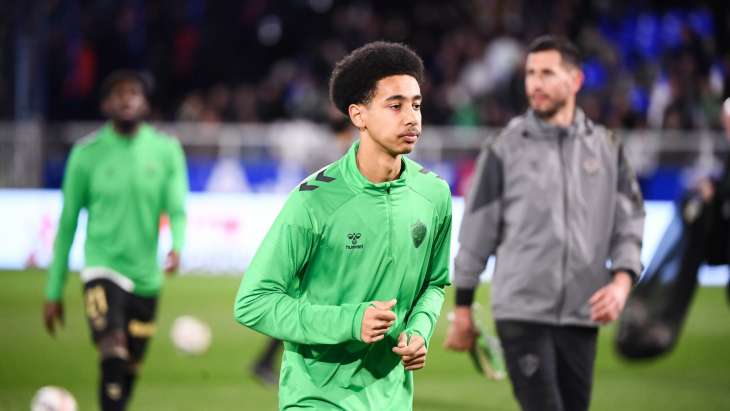 Djylian N'Guessan, joueur de l'AS Saint-Étienne, lors du match de Ligue 1 McDonald's entre Auxerre et Saint-Étienne.