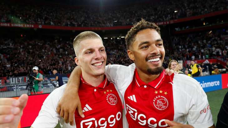 Devyne Rensch (à droite), rageur et souriant, sous les couleurs de l'Ajax Amsterdam.