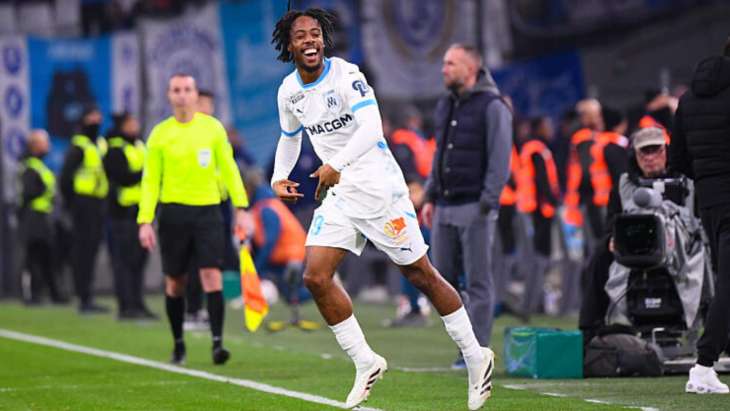 Elye Wahi tout sourire sous les couleurs de l'Olympique de Marseille