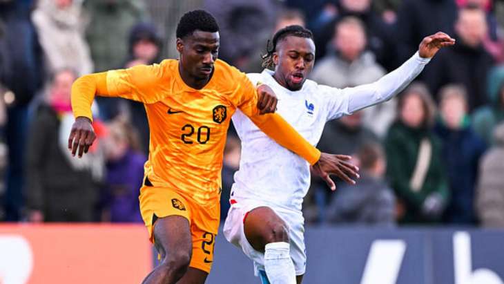 Ezechiel Banzuzi, ici avec l'équipe des Pays-Bas U19 face à l'équipe de France
