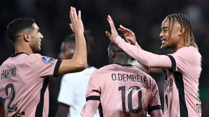 Achraf Hakimi, Ousmane Dembélé et Bradley Barcola se congratulent après la victoire du PSG contre Rennes