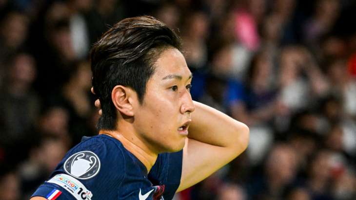 Le milieu de terrain du Paris Saint-Germain Lee Kang-in observe le match de football de l'UEFA Champions League.