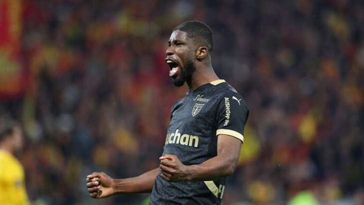 Kevin Danso célébrant sa joie sous les couleurs du RC Lens.