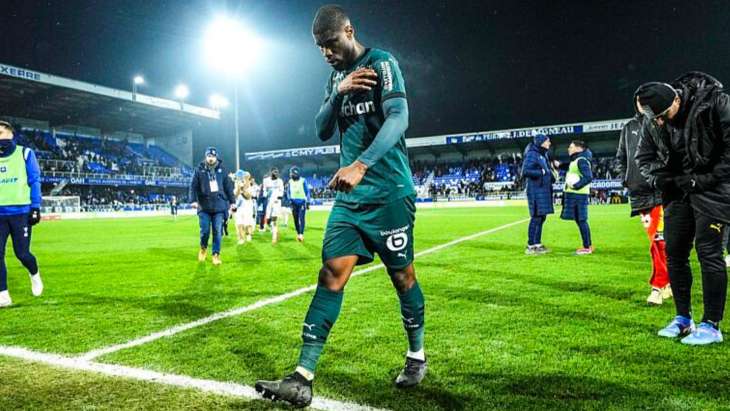 Kevin Danso, tête basse, lors d'un match du RC Lens