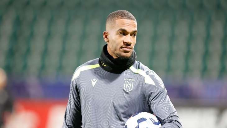 Alban Lafont à l'échauffement avec le FC Nantes