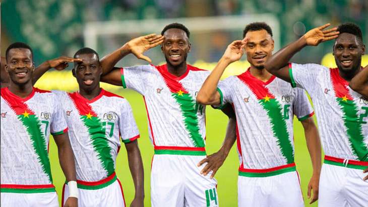 Lassina Traoré (à droite) en train de célébrer avec l'équipe du Burkina Faso.