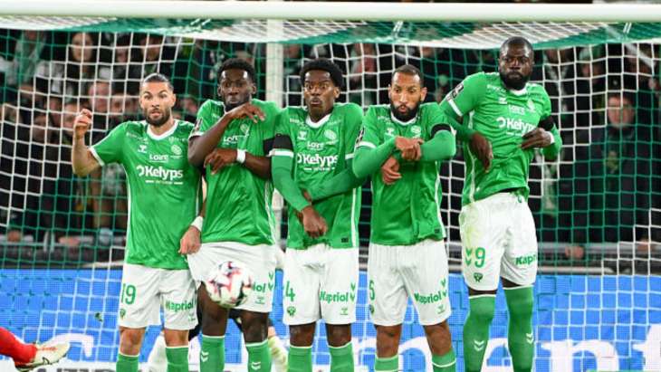 Léo Pétrot (à gauche) dans le mur de l'ASSE