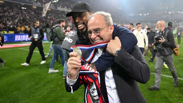 Presnel Kimpembe et Luis Campos fous de joie après avoir remporté la Coupe de France avec le PSG.