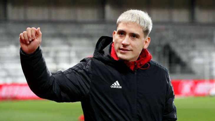 Martin Satriano salue la tribune