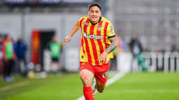 Martin Satriano en pleine course pour sauver le ballon (Lens)