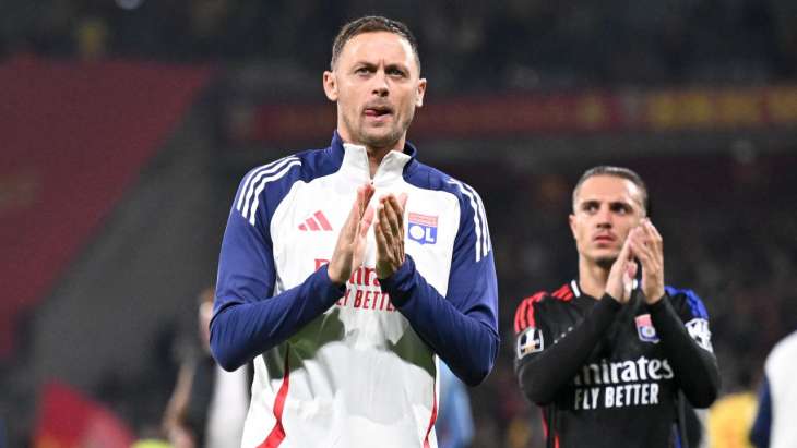 Matic et Caqueret saluent leurs supporters après Lens-OL-OL-170924