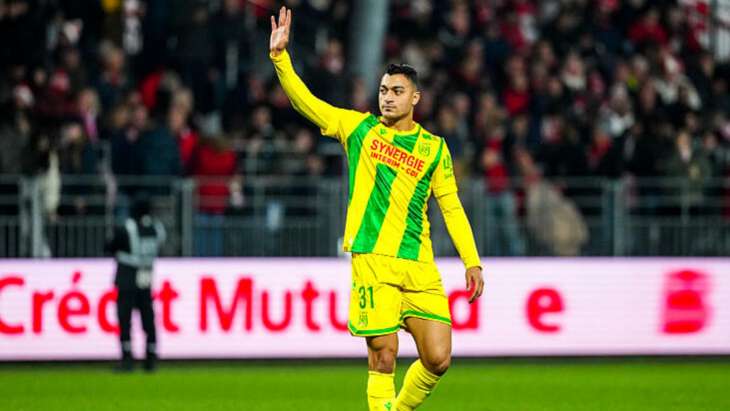 Mostafa Mohamed, l'attaquant du FC Nantes, en train de saluer ses supporters.