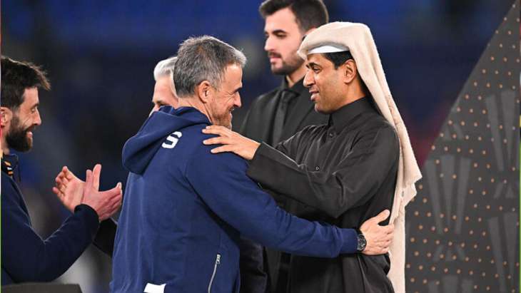 Nasser al-Khelaïfi, président du PSG, en train de féliciter son entraîneur Luis Enrique.