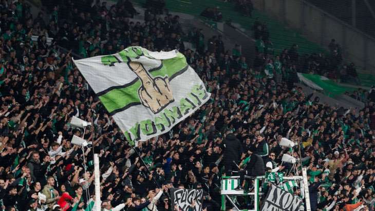 Drapeau de Saint-Étienne hostile à l'OL avant le Derby