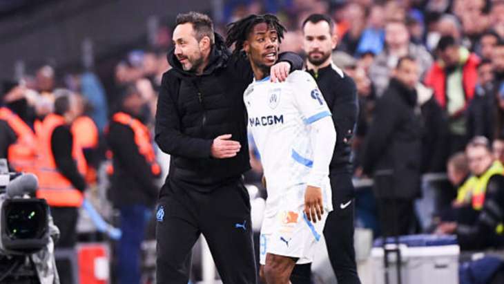 Roberto De Zerbi et Elye Wahi lors d'un match de l'OM.