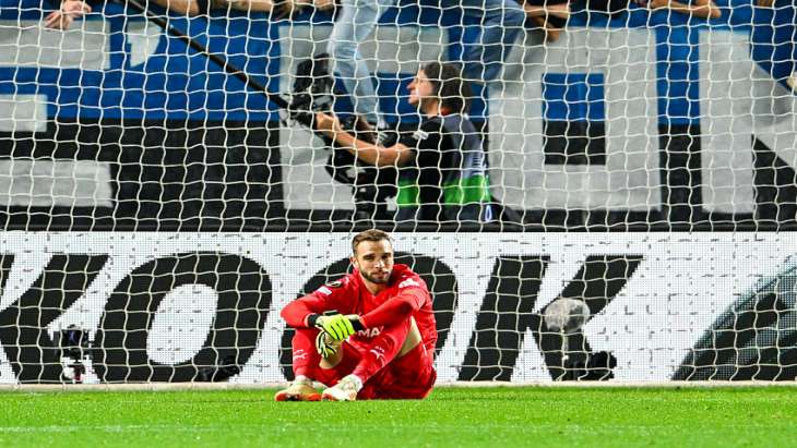 Pau Lopez, le futur ex-gardien de l'OM, assis sur la pelouse.