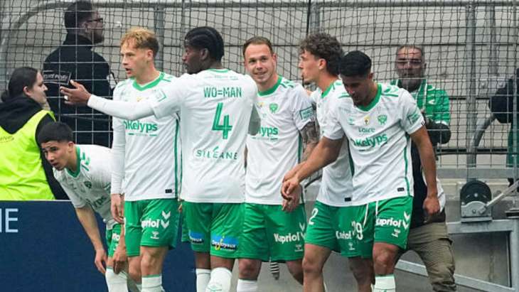 Pierre Ekwah célébrant un but avec l'ASSE.
