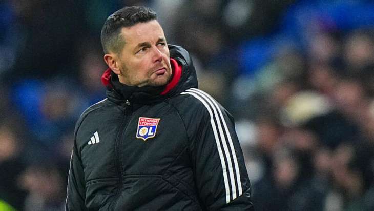 Pierre Sage, le coach de l'OL, dubitatif lors du match de Ligue Europa face à Francfort.